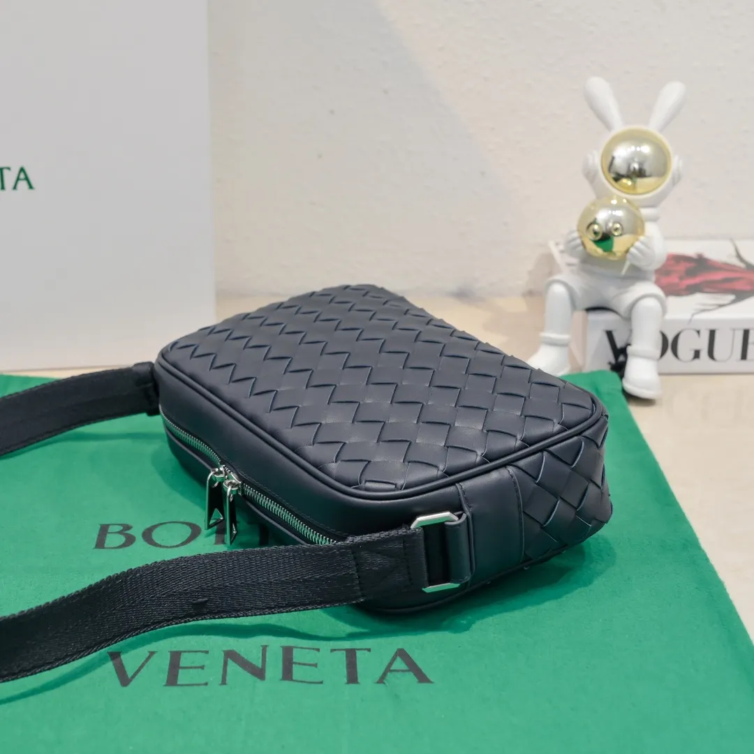 Batch 1480 BV lntrecciato woven leather crossbody bag. The zipper opens and closes, and the space is too large. It meets the daily needs of going out on the street. There are no problems with mobile phones 📱 wallets 👛 power bank 🔋. The weaving process is used, and the texture of the upper body 🔝 is very high-end. Style number: 7100 Size: 25*7.5
